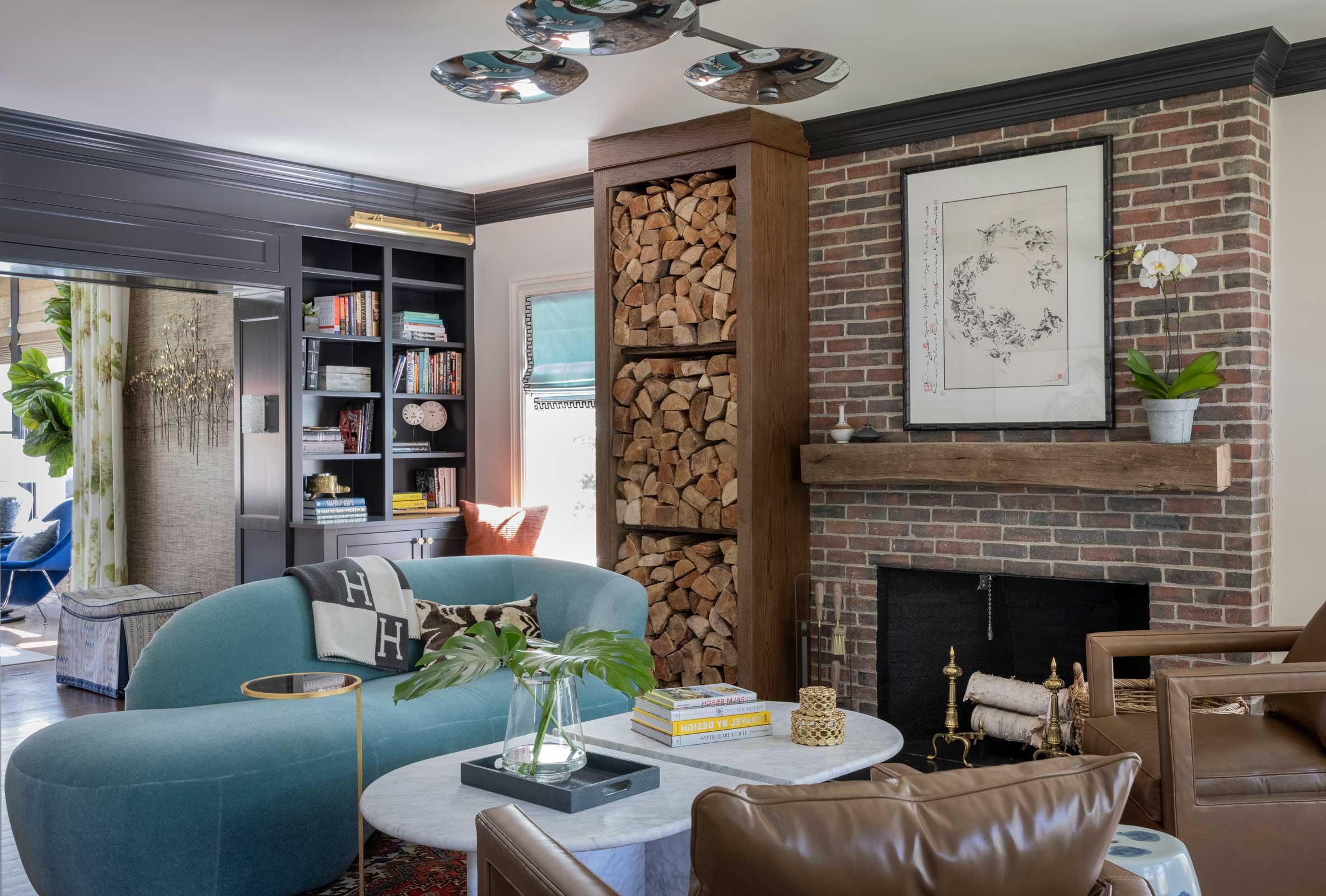 Designing the Perfect Vibe for a Boston 首页。owner - Fireplace and family room